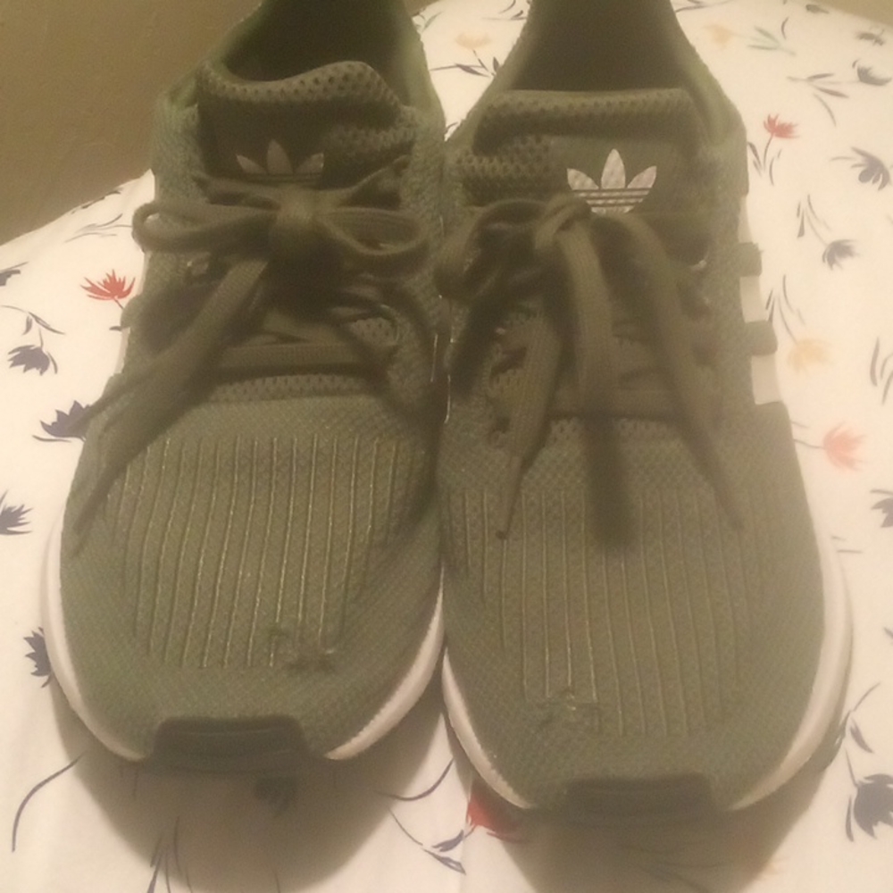 Adidas women's size 9 color green